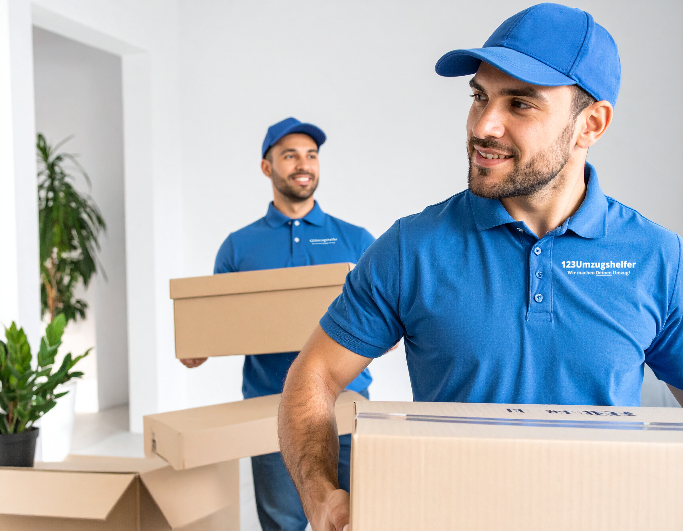 Umzugshelfer schieben Transportwagen