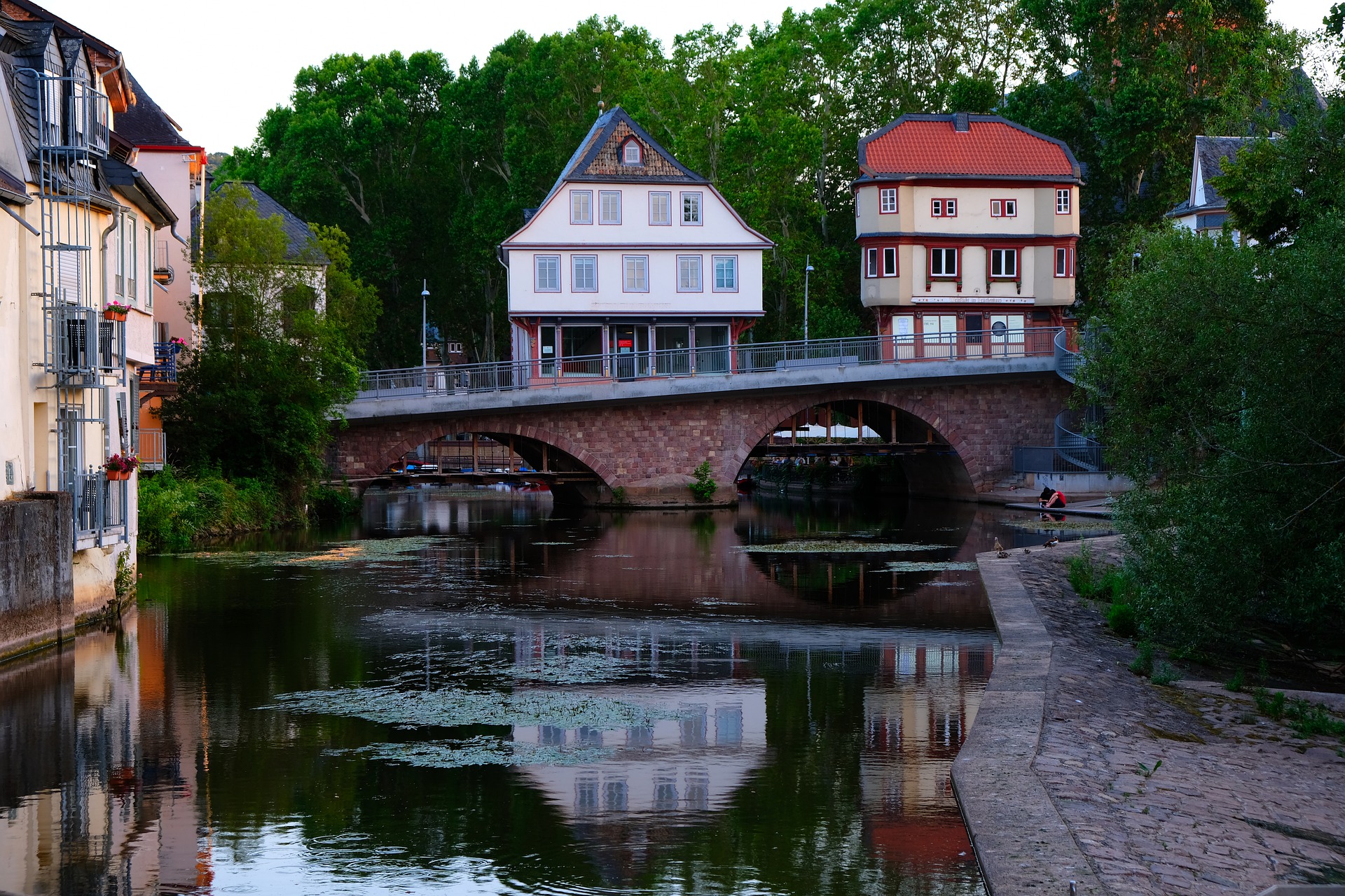 bridge-houses-4370983_1920.jpg
